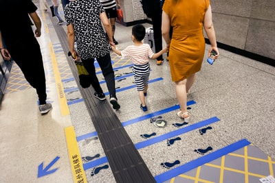 人们走在灰色水泥路面上